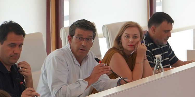 Jorge Rodríguez i Natàlia Enguix al Ple d'Ontinyent