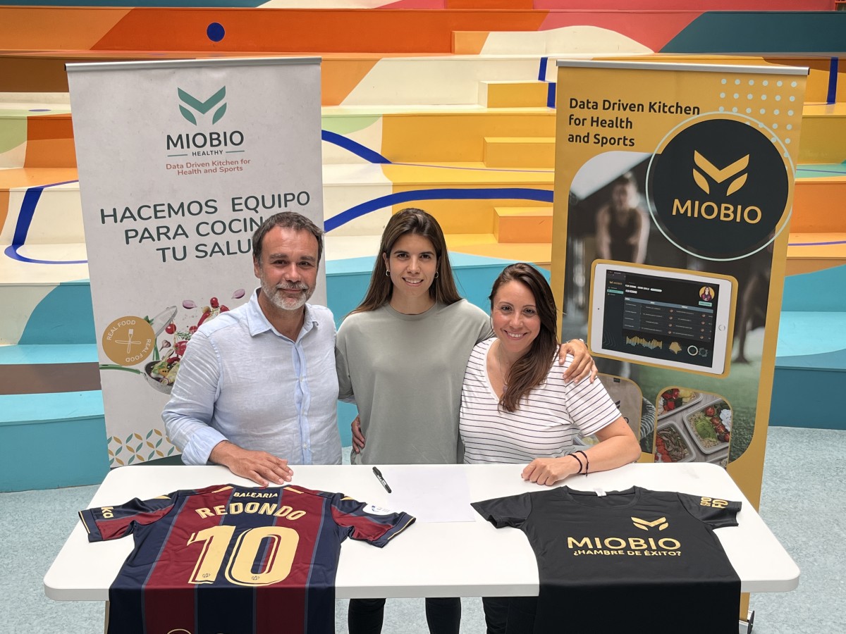Alba Redondo estampa su firma para renovar su vinculación con MioBio