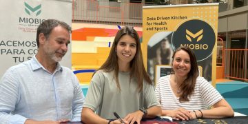 Alba Redondo estampa su firma para renovar su vinculación con MioBio