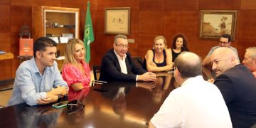 Toni Pérez se reúne con el sector hotelero alicantino por el retraso del plan del Imserso