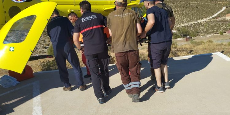 Rescate de una persona atrapada bajo un quad en Vallanca