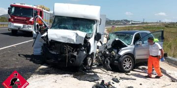 Choque frontal entre un coche y un vehículo de transporte de caballos en Benissa