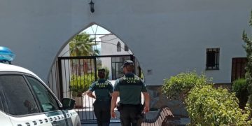 Agentes de la Guardia Civil, ante el cementerio de Alfarrasí