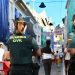 Dos agentes velando por la seguridad durante la celebración de la Tomatina de Buñol
