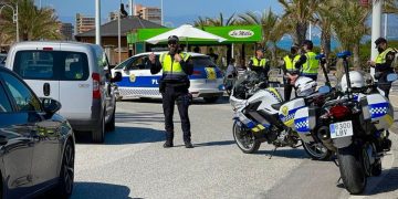 Agentes de la Policía Local de Elche dirigiendo el tráfico