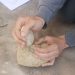 Detalle del proceso experimental replicando el modo del trabajo de la piedra documentado en el yacimiento de Los Aljezares.