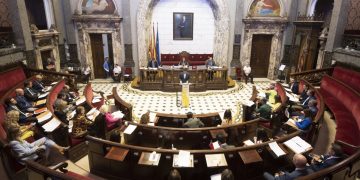 El Pleno del Ayuntamiento de Valencia aprueba para la ciudad la denominación bilingüe 'Valencia/Valéncia'