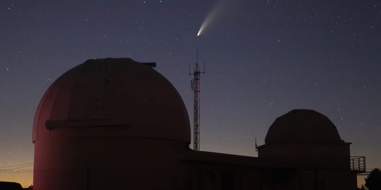 CAAT con cometa Neowise. Foto: Juanjo Isach