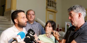 Darío Moreno explica ante los medios las medidas que ha tomado el consistorio ante el caso de homofobia ocurrido en el centro de salud del Puerto de Sagunto