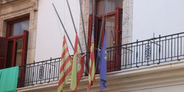 Banderas a media hasta en el Ayuntamiento de Sagunto