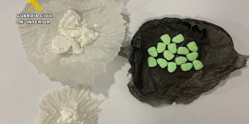 Pastillas de éxtasis y papelinas de cocaína aprehendidas a los detenidos