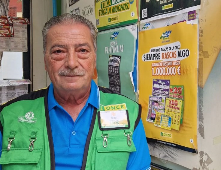 Juan García Gala, vendedor que ha repartido más de 6 millones del Cuponazo de la ONCE en San Isidro.