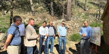 Visita institucional para ver la reparación de la tubería en Puebla de Arenoso