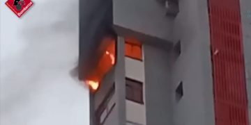 Incendio de una vivienda en la última planta de un edificio de Benidorm