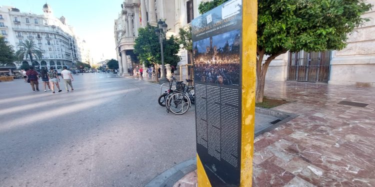 Monolito de homenaje al 15-M en la plaza del Ayuntamiento de Valencia