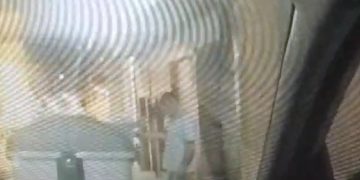 Las imágenes captan al pirómano introduciendo una antorcha encendida en un contenedor