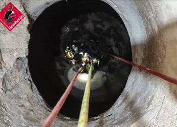 Rescate de un perro que había caído a un pozo de 9 metros en Pinoso