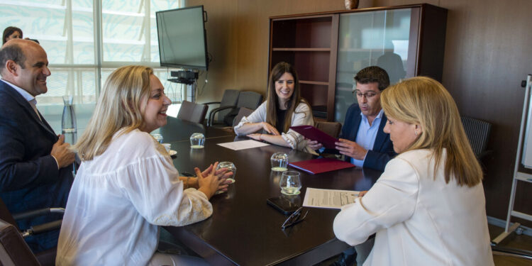 La vicepresidenta de la Diputació de Valencia, Natalia Enguix se reúne con la consellera Susana Camarero