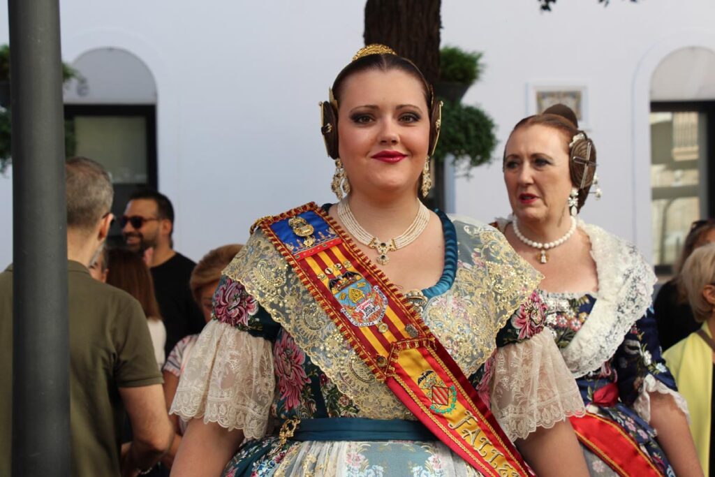La Agrupación de Fallas Turia celebra el traslado de la Senyera entre