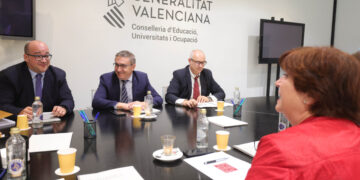 El conseller d’Educació, Universitats i Ocupació, José Antonio Rovira, s'ha reunit amb una delegació de l'AVL