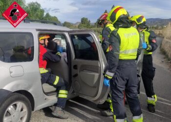 colisión fronto-lateral entre dos coches en Petrer