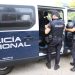 Dos agentes de la Policía Nacional preparándose para un dispositivo