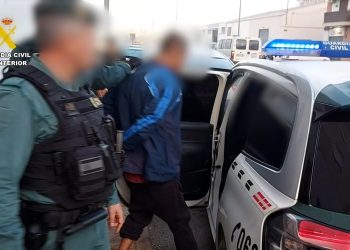 La Guardia Civil conduce al detenido
