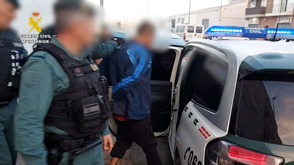 La Guardia Civil conduce al detenido