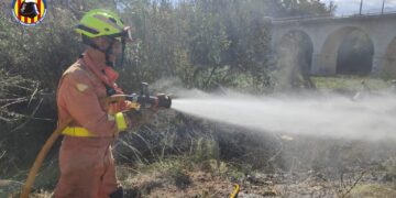 Incendio de matorral en el barranco de Chiva en Torrent