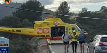 El helicóptero del Consorcio baja a los senderistas junto al sargento del parque de Sagunto