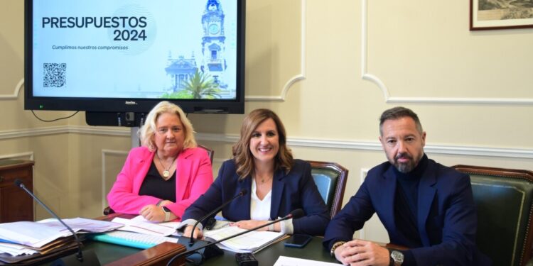 María José Catalá junto a María José Ferrer San Segundo y Juanma Badenas