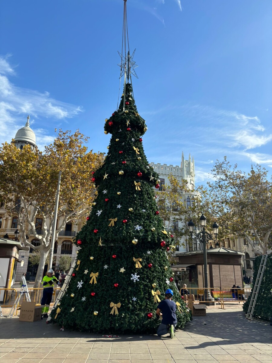 El imponente árbol de Navidad de la plaza del Ayuntamiento