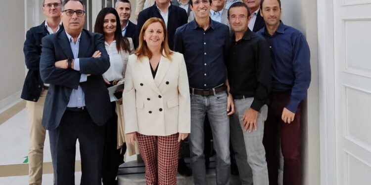 Reme Mazzolari con la junta directiva de Fecoval