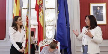 Visita de las Falleras Mayores de Valencia a Les Corts