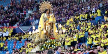 La Virgen hace su entrada en el césped del Ciutat de Valencia