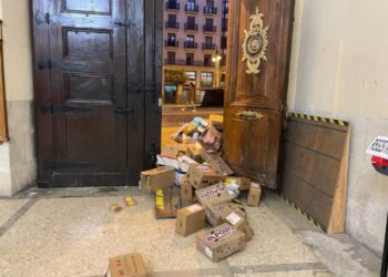 Basura depositada en las puertas del Ayuntamiento de Alcoi