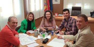 El equipo de Gobierno de Chiva junto a Ernesto Fernández Pardo, director general de la Entitat Valenciana d’Habitatge