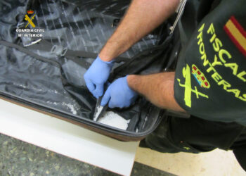Cocaína encontrada en un doble fondo de una maleta