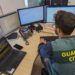 Agente de la Guardia Civil ante un ordenador