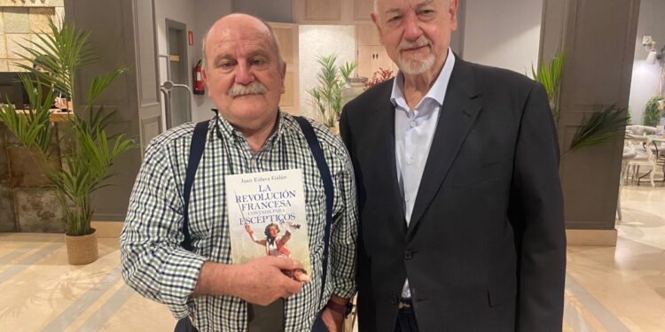 Nuestro compañero José Carlos Morenilla y Juan Eslava Galán, durante la entrevista
