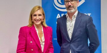 Salomé Pradas junto a Justo Vellón, nuevo director general de Aerocas