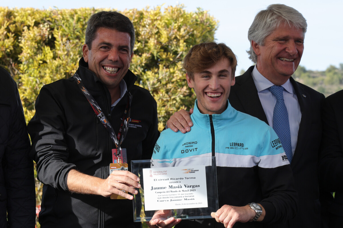 Carlos Mazón entrega a Jaume Masià la placa de su nombre en la Curva Once del Circuit Ricardo Tormo