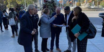 Santiago Ballester y el resto de la delegación valenciana, en la plaza de Cibeles