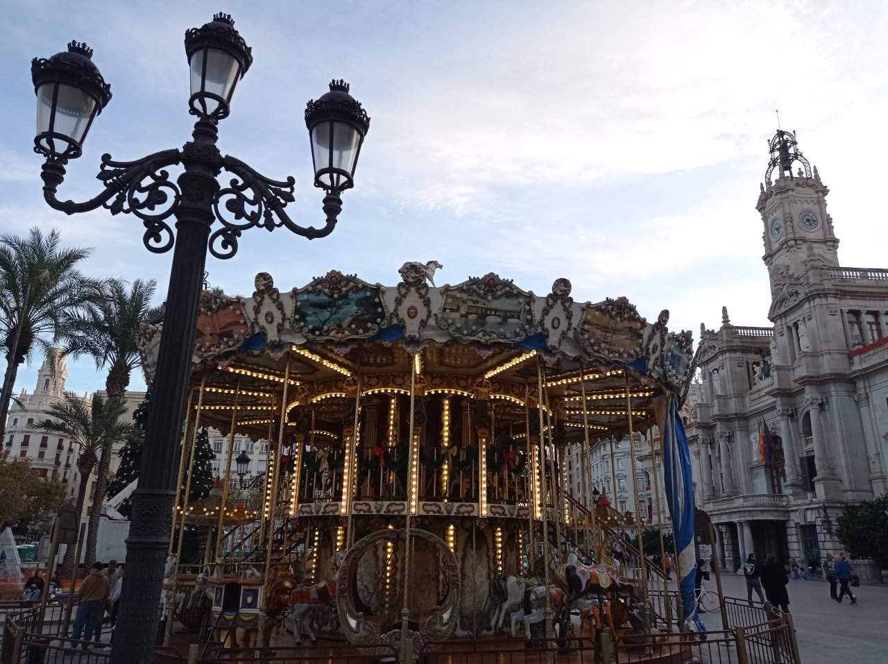 El tradicional Tiovivo de Navidad, de nuevo frente al Ayuntamiento de Valencia
