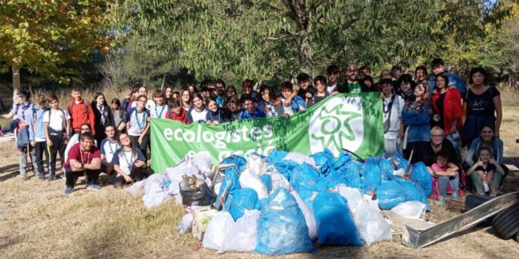 Participantes en la jornada de limpieza del Turia en la presa de Manises