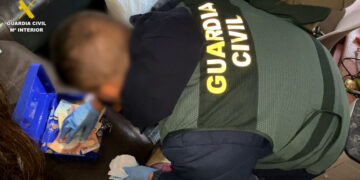 Agentes de la Guardia Civil haciendo un narcotest