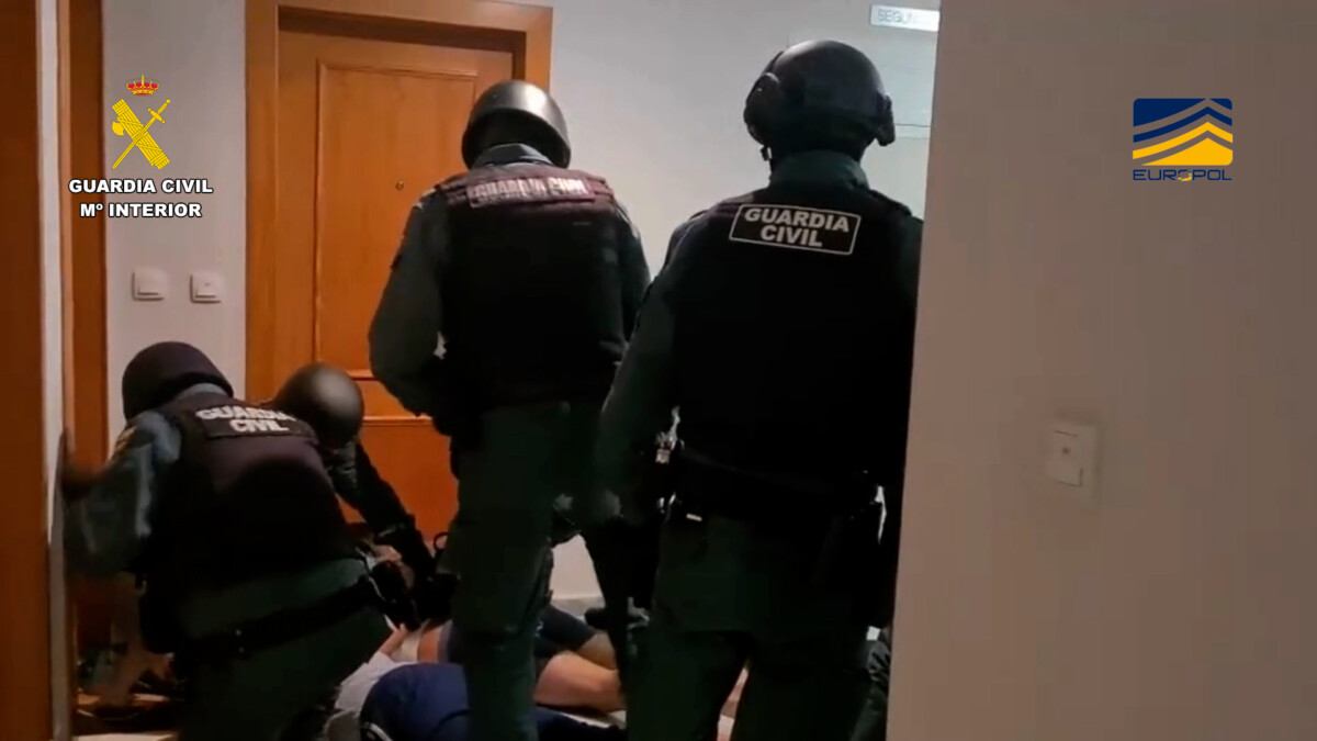 Detención de sospechosos en un registro domiciliario