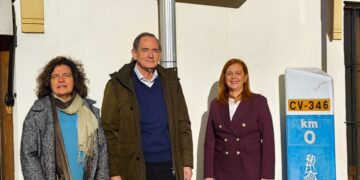 El secretario autonómico de Infraestructuras y Transportes, Vicente Dómine, junto a la directora general de Infraestructuras, María José Martínez Ruzafa, y la diputada provincial de Carreteras, Reme Mazzolari