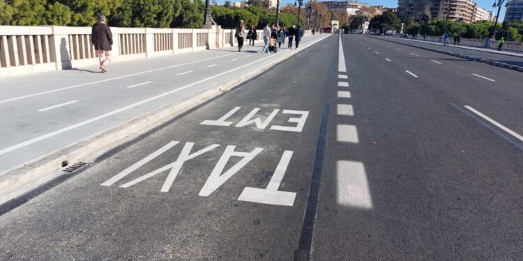 Carril EMT-Taxi del Puente de Aragón