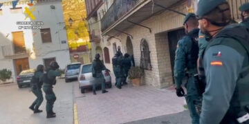 Detenidas seis personas por traficar con droga oculta en paquetes de tabaco en Los Serranos